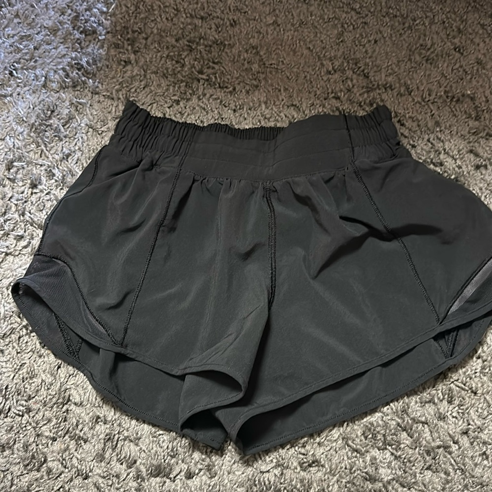 Black Lululemon shorts inch 2.5 Size 4!!